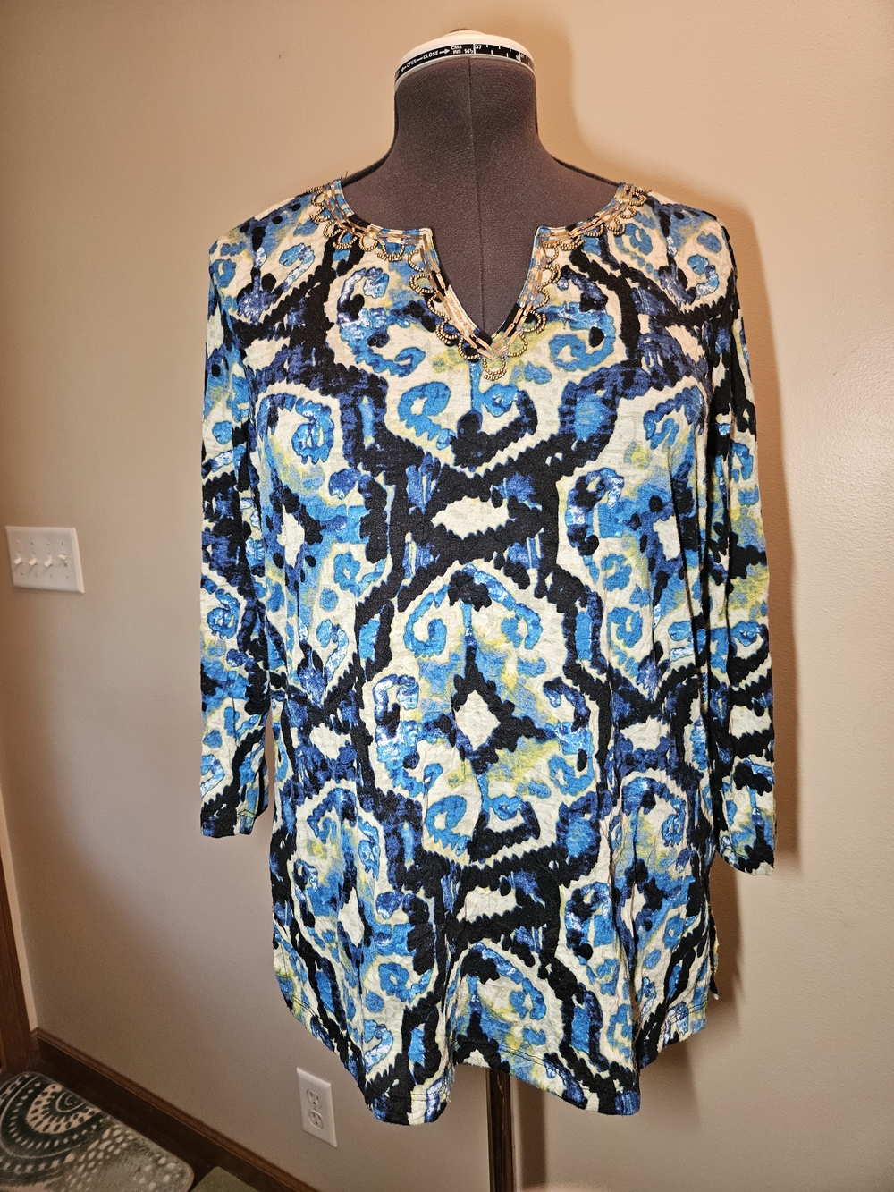 Izod Sz L Embellished Blue  Tunic with V-Notch Geometric